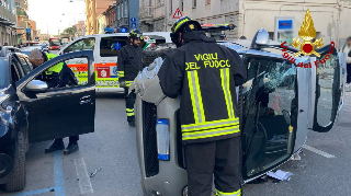 Falconara Marittima - Incidente tra due auto in via Flaminia, una si ribalta: due feriti